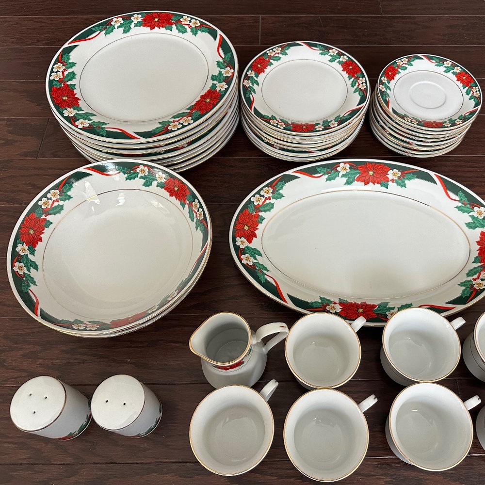 Poinsettia Christmas Dishes (38 piece set)